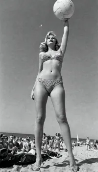 Jane Jetson, la casalinga perfetta, stava godendo una giornata in spiaggia con la sua famiglia quando George Jetson si è staccato con la sua fotocamera 8k. Non poteva resistere a scattare alcune foto della sua moglie sexy in azione e sentiva un po' auto-