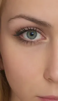 hyperréalisme, hyperdétaillée, vue corps entier, femme 18 ans couchée sur son dos, visage similaire de celui de la pornstar "Nina Hartley", lèvres rouges intenses, (yeux verts intenses:1.8), yeux hypermaquillés, larges boucles d'oreilles Créole, piercing nasal, piercing au nombril, long cheveux roux ondulés, collier avec l'inscription "slut", pubis poilu, grandes lèvres poilues, tatouage tribal sur les hanches, elle se touche le vagin, petite chaînette incrustée de lapis lazuli autour de la taille, piercings aux mamelons, porte des longs gants de cuir, pénétration vaginale explicite, poitrine couverte de sperme