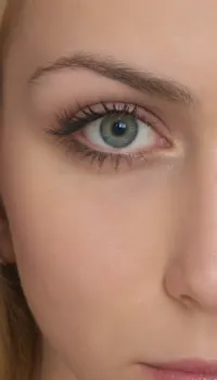 hyperréalisme, hyperdétaillée, vue corps entier, femme 18 ans couchée sur son dos, visage similaire de celui de la pornstar "Nina Hartley", lèvres rouges intenses, (yeux verts intenses:1.8), yeux hypermaquillés, larges boucles d'oreilles Créole, piercing nasal, piercing au nombril, long cheveux roux ondulés, collier avec l'inscription "slut", pubis poilu, grandes lèvres poilues, tatouage tribal sur les hanches, elle se touche le vagin, petite chaînette incrustée de lapis lazuli autour de la taille, piercings aux mamelons, porte des longs gants de cuir, pénétration vaginale explicite, poitrine couverte de sperme