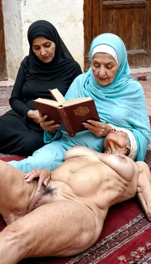 Eski ve ihtişamlı grannies, camide zeminde oturuyordu, saggy göğüsleri asılıydı. İkisi de birlikte bir kitap okuyorlardı, ama buna odaklanamadılar çünkü o kadar korkunçtular. Birden, bir tane