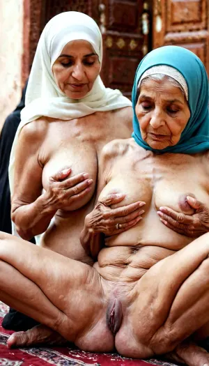 Zwei ältere Frauen im Alter von 88 und 95 Jahren saßen in der Moschee und beobachteten ein Pornovideo. Sie zeigten beide schlaffe leere Brüste und wrinkly Körper. Der Imam beobachtete sie mit Ekel, als er sich die Pussie berührte