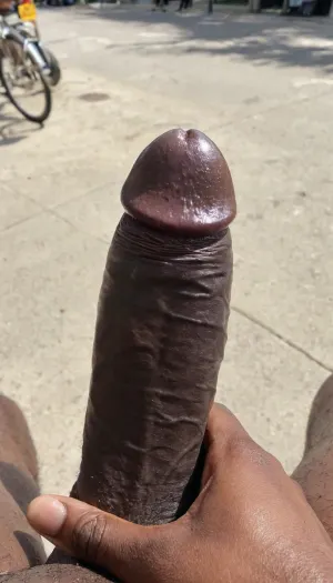 주인공, 어린 시절의 젊은 남자, 그는 거대한 검은 바퀴에 흠뻑 취했을 때 거리를 걸어. 그는 도움이 될 수 없었다, 그가 걸어로 스타, 그 괴물을 가지고 싶은 것을 상상