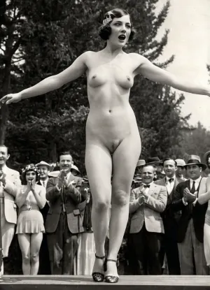 Au début des années 1920, Lily est montée sur la scène du concours de beauté nu, son corps magnifique et son sourire séduisant captivant. Elle savait que ce n'était que le début de son voyage en pornographie chic