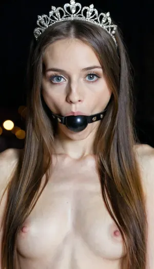 La hermosa mujer ucraniana con la cara de un modelo superior, 32 años, piel pálida, pelo recto, ojos grises y tetas pequeñas estaba de pie delante del espejo cuando su marido rompió una imagen sin su conocimiento. Había sido secretamente rápido