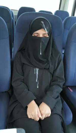 一名18岁的阿富汗少女睡在一辆公共汽车上,当时一名男子射中她的头部。 她醒来后看到脸上和头发上的精液. 那人脱下尼卡 射精,