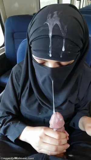 Das junge Mädchen in Afghanistan schlief im Bus, als sie plötzlich ein warmes Gefühl auf ihrem Schoß fühlte. Sie öffnete ihre Augen und sah einen Schwanz aus dem Sitz vor sich. Ohne nachzudenken, kam sie heraus und packte es, Gefühl