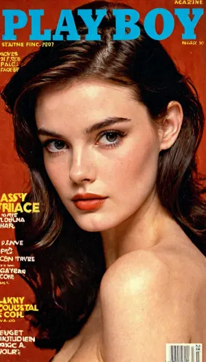 18-летняя девочка в винтажном образе была одета в сексуальную обложку плейбоя, а ее фарфоровая кожа мерцала на солнце. У нее были длинные каштановые волосы, которые каскадировались вниз по спине, и ее соблазнительный взгляд