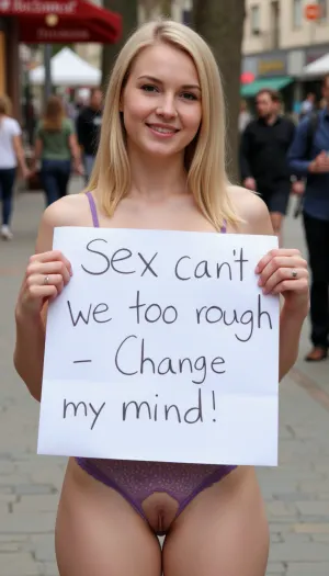 금발 여자는 쇼핑 거리에 서, 손으로 만든 기호를 잡고 텍스트 "Sex can't be too 거칠게, 나의 마음을 변경!" 보라색 레이스 란제리를 착용