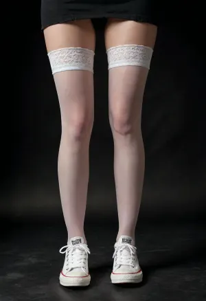 Una donna sexy con gambe lunghe e conversa bianca senza etichette si trovava davanti allo specchio, mostrando la sua pelle perfetta e il corpo tonico. Le sue lunghe gambe erano in mostra come ha posato per la fotocamera, mostrando la sua pelle perfetta e tono