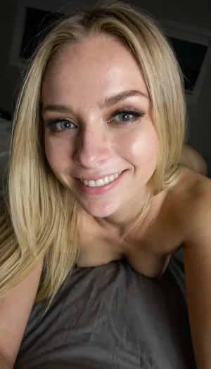 夜の親密な雰囲気:影の現実的なselfie - 21歳のブロンドのダーリングディスプレイ