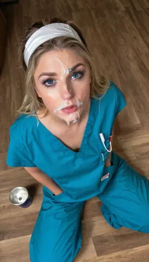 Uno sguardo accattivante in una luce perfetta: una fotografia bukkake ultra realistica