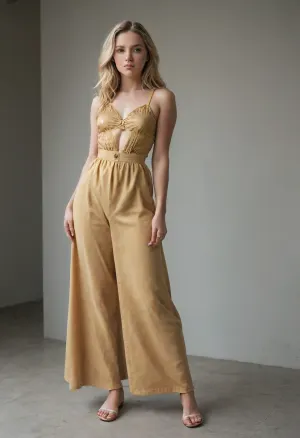 tall curvy 20's style flat chested film starflapper girl, thin waist, gold flapper girl clothes full front body image