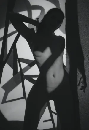 Uma mulher nua posou na frente de um fotógrafo, seu corpo pintado em cores brilhantes e formas abstratas. Os dedos do fotógrafo dançaram através do teclado enquanto ele capturou a imagem no filme, acrescentando ao surrealismo da cena