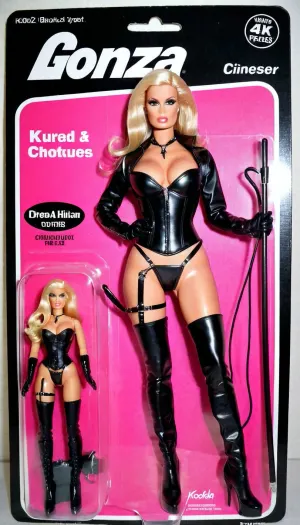 Die Frau im Bild trägt ein dominatrix Barbie Puppe Outfit mit einem Leder Mikro Höschen, Leder High Heels Stiefel, und eine Peitsche. Sie hat lange blonde Haare und dunkle Eyeliner. Sie steht neben der Verpackung des Bildes