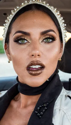 La donna nella foto era un caucasico di 35 anni con occhi neri alti e un trucco maturo. Aveva una foto cinematografica professionale di una donna, indossando tacchi neri alti, pronti per il sesso. I suoi capelli erano bobbed e lei indossava