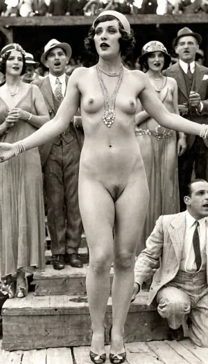 莎拉为摄像机摆姿势 她的动作流畅和优雅 观众在她从幕后出现时气喘吁吁的,只穿着她的内衣和胸罩. 当她为更多的照片投稿时,她内心的某个东西被激起了不可控制的冲动