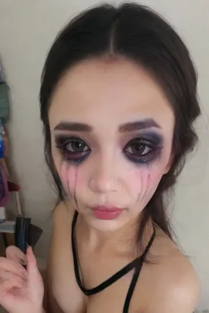 女孩在外边听到响亮的噪音时,正在应用她的化妆。 她看着窗外,看到一群人朝她的房子跑去。 他们都戴着面具和携带武器 其中一人在车里