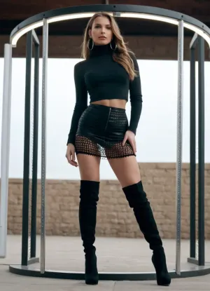 젊은 여성은 전체 길이의 거울 앞에서 만들어졌으며 새로운 의상을 감탄합니다. 그녀는 짧은 선택했다, 단단한 드레스 그 hugged 그녀의 곡선과 전시 그녀의 긴 다리. 그녀의 메이크업은 흠없는, 그녀의 눈과 입술을 강조