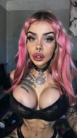 거대한 문신 입술과 피어싱이있는 펑크 여성은 약간의 조명과 그림자가있는 나이트 클럽에서 이야기의 주인공입니다