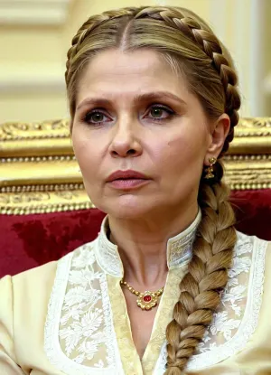 Yuliya Tymoshenko, ex Primera Ministra de Ucrania, es conocida por su carrera política y su imagen pública. Ha sido una figura prominente en la política ucraniana durante muchos años y ha utilizado su posición para abogar por diversas causas. Uno