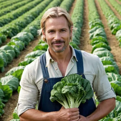 L'agricoltore era un uomo biondo di 40 anni con capelli facciali completi, senza trucco, occhi marroni e coda di cavallo. Indossava un abbigliamento da contadino composto da una camicia verde e jeans blu. Aveva mani e dita perfette