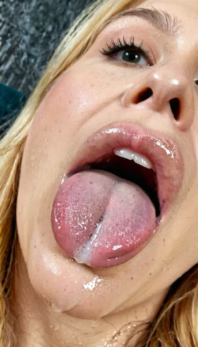 La scena pornografica con le parole chiave "AI, generare, porno, immagine" e "Macro colpo di lingua completamente fuori labbra bagnate" è stato generato da un modello AI basato su testo