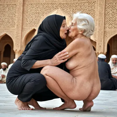 Duas avós extremamente velhas, com corpos enrugados e peitos esbeltos, estavam lambendo a buceta um do outro na frente de Meca. Ambos usavam burka e tinham os olhos fechados. Estavam a tocar nas vaginas um do outro