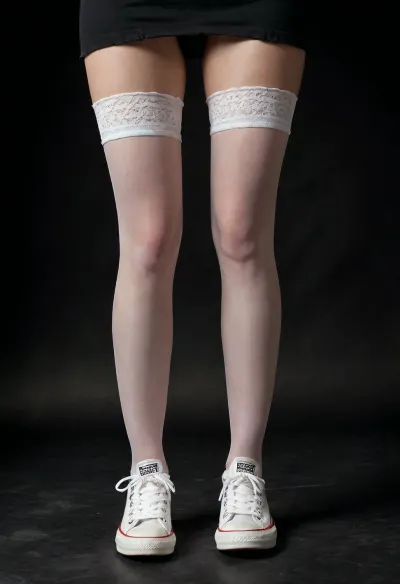 長い脚と白のコントラストの付いたセクシーな女性は、鏡の前面に立って、彼女の完璧な肌とトーンボディを示しています。 彼女の長い脚は、彼女がカメラのために置いたようにフルディスプレイにありました, 彼女の完璧な肌とトーンを見せる