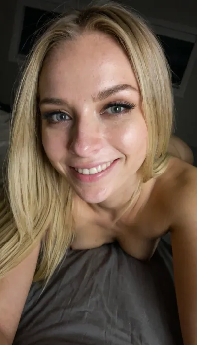 Eine intime Umarmung der Nacht: ein realistisches Selfie im Schatten - eine 21-jährige Blondine's daring display