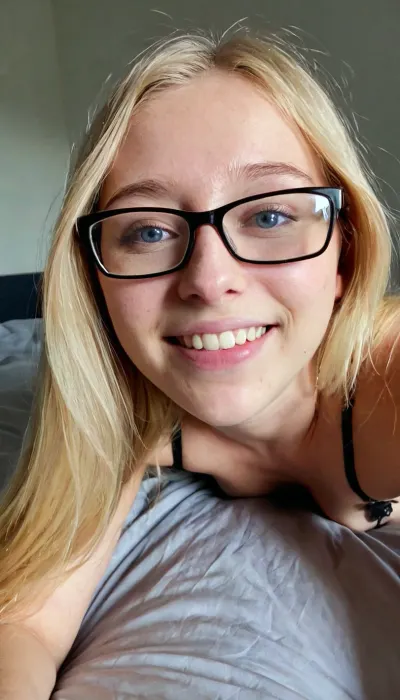 La nuit secrète

- Oui.

La jeune fille de 18 ans avec de longs cheveux blonds et un comportement confiant couché à côté de vous au lit. Elle portait une simple lingerie en dentelle noire qui a accentué son petit corps. Son corps doux, avec la graisse de bébé encore présente, contraste avec les murs sombres de chambre à coucher de couleur pastel. Malgré son jeune âge, elle exsout un charme mûr, ses yeux époustouflants reflétant à la fois la vulnérabilité et la force. Le mauvais éclairage jette des ombres à travers la pièce, ajoutant à l'atmosphère intime et légèrement mystérieuse.