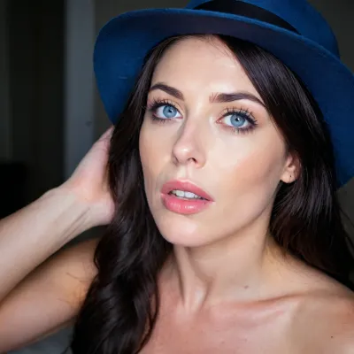 Eine schöne Frau mit Schwarzen Haaren und Blauen Augen hat Hemmungslosen sex, raw, lighting, overexposed, harsh, flash, <lora:Rawfully Stylish v0.2_epoch_20:.5>