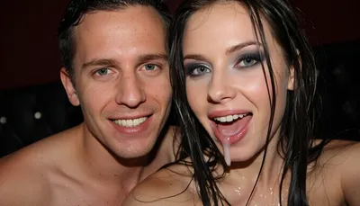 Frau, (rechts), und mann, (links), junges paar postet selfie nach sex im swinger club, beide sind verschwitzt, das augen-Makeup der Frau ist verschmiert und ihr lippenstift ist auch leicht verschmiert, beide sehen fertig aber glücklich aus, die Haare sind feucht und zerzaust, die frau hat sperma im mund, das bild soll ultra-realistisch sein, aber dennoch wie ein amateurbild aussehen