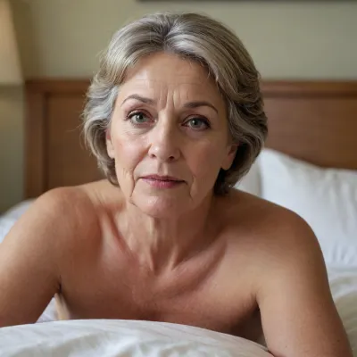 masterpiece, RAW, photorealistic, highest quality, highest resolution, 1 frau, 67 jahre alt, hübsches gesicht, große stramme brüste, mollig, liegt auf dem bett mit geschlossenen beinen, (man sieht den ganzen körper)