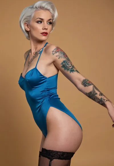 有4k影像的女性身材瘦小,有白金毛的阴部. 她穿着黑色丝袜,波比克风格的女人脱下你的蓝色裙子,她脖子两侧的纹身通过那扇门可见