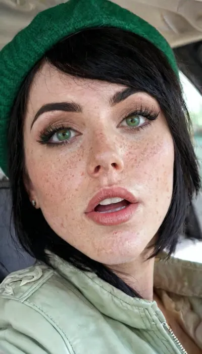 一个德国女人穿着一件皮革夹克 带着青铜的棕色线和完美的绿色眼睛 准备拍一张电影照片 一个女人张开嘴