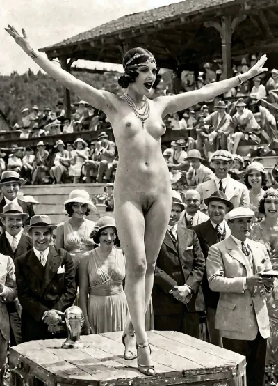 1920年代初,一位名叫艾玛的女子为一场美容选美活动而摆姿势,除了穿白色的蕾丝胸罩和内裤外,什么都没有穿. 评委们都是男人, 他们流口水过她的弯曲。 正如她为