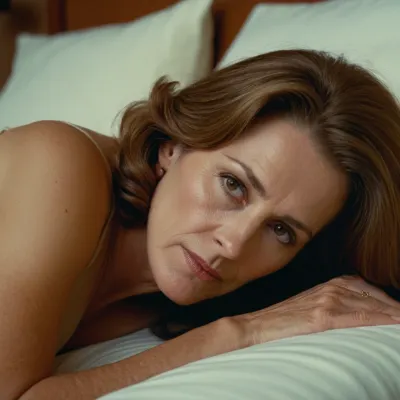 古い女性はベッドの上に置きます, 彼女のしわの皮膚は、彼女は喜びで湿ったように汗で覆われています. 目が閉じられ、彼女は若い男のコックのスライドを彼女のタイトなpussyに感じたので、彼女の手はシートをしっかりとグリップしました。 シェイプ