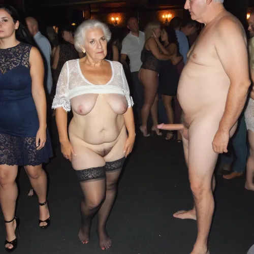 Due donne anziane, entrambe rugose e saggy, siedono al bar che allattano i loro drink e guardano i video porno. Sono tutti-hairy con seni e crocchette saggy. Ordinano una bottiglia di vino e si sistemano a guardare alcuni