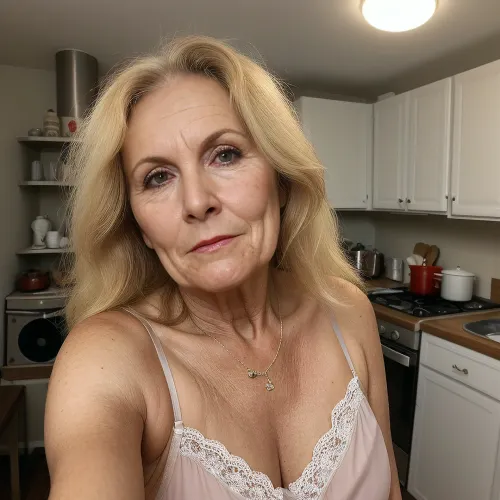 Mary si svegliò la mattina e prese una foto selfie indossando un brownie grande con i suoi capelli disordinati e la mascella larga. Aveva guance paffuto, lingerie sexy soffice e corpo alto sexy