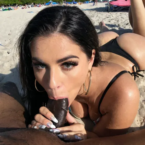 Девушка по соседству была милой мексиканской любительницей с большими глазами, длинными толстыми ресницами и темной кожей. У нее был большой черный член во рту, и она давала минет большому черному члену черного человека на публике