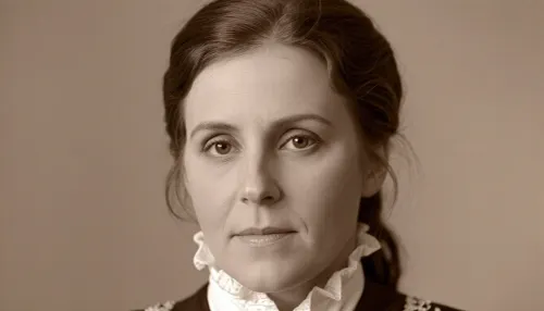 vintage sepia, époque victorienne, femme 50 ans, beaux yeux en amande, chevelure en chignin strict