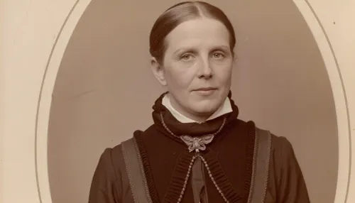vintage sepia, époque victorienne, full body view, femme 90 ans, beaux yeux en amande, chevelure en chignon strict
