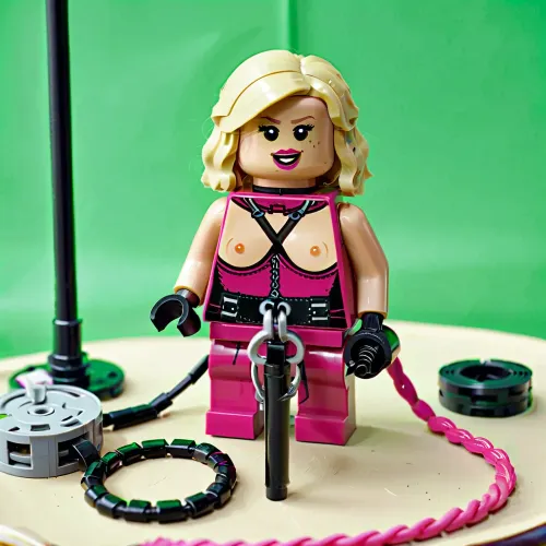 Une belle blonde aux cheveux longs et à la mini-jupe tenait dans sa main une photo d'elle-même générée par l'IA, portant une tenue de dominatrice rose. Elle avait des accessoires BDSM tels que fouets, chaînes, colliers, cordes,