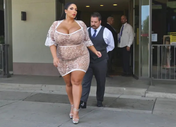 Die obese Latina milf kam zu Gericht tragen eine große transparente Plattform Fersen, schönes Kleid, hohe Qualität, Vollkörper im Bild, schwere rosa Make-up und riesige Hoop Ohrringe