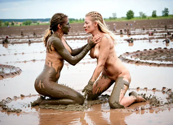 Les deux femmes ont été enfermées dans une farouche bataille d'esprits et de prouesses physiques. Leurs corps étaient couverts de sueur alors qu'ils luttaient pour la domination. La première femme était une combattante aguerrie, mais la deuxième femme avait un bord - elle utilisait l'IA-